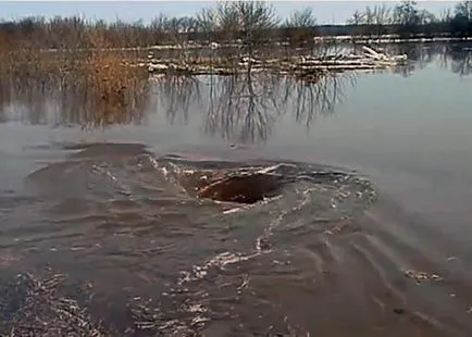 Whirlpool в морето, езерото навън