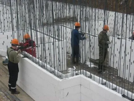 подсилващите елементи на монолитни бетонни сгради и стени