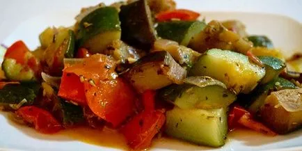 Бързо и вкусно готвене патладжан с домати в тенджера
