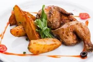 Пиле тютюн в пещта с картофи (картофи) Пиле Tabaka във фурната с картофи