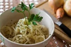 Как да се маринова лук за салата