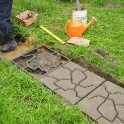 Garden път със собствените си ръце, с помощта на отговорите на формата и снимка инструкция как да направите форми за (помощ) Garden път със собствените си ръце, с помощта на отговорите на формата и снимка инструкция как да направите форми за