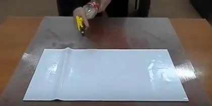 Как да се актуализира стари мебели самозалепващо фолио как да се придържаме самозалепващата се лента