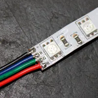 Как да спойка на захранващия кабел към RGB LED Газа
