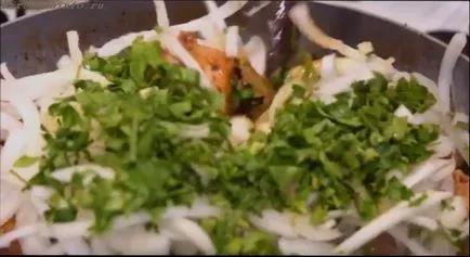 Свинско-вкусните марината като се маринова месото на шишчета, за да го меко и