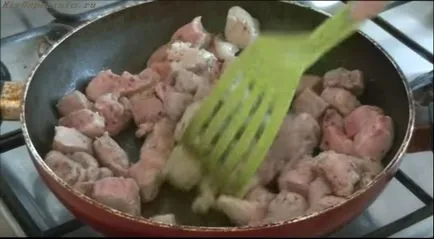 Свинско-вкусните марината като се маринова месото на шишчета, за да го меко и
