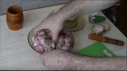 Свинско-вкусните марината като се маринова месото на шишчета, за да го меко и