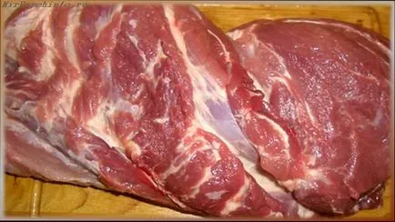 Свинско-вкусните марината като се маринова месото на шишчета, за да го меко и