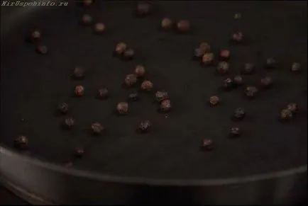 Свинско-вкусните марината като се маринова месото на шишчета, за да го меко и