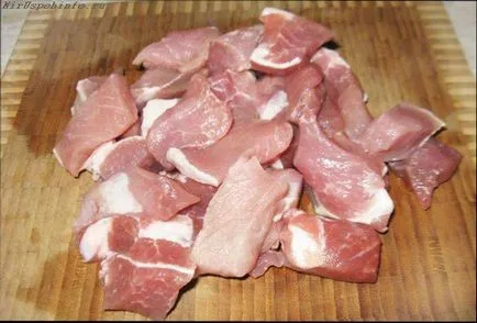 Свинско-вкусните марината като се маринова месото на шишчета, за да го меко и