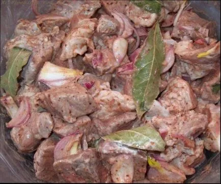 Свинско-вкусните марината като се маринова месото на шишчета, за да го меко и