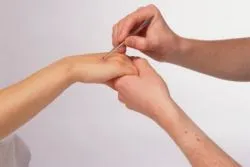 Как да извадя съчицата от пръста си 1