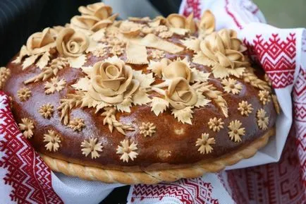 Loaf с ръцете си върху традициите на сватбени и съвети (ръце) Loaf с ръцете си върху традициите на сватбени и съвети