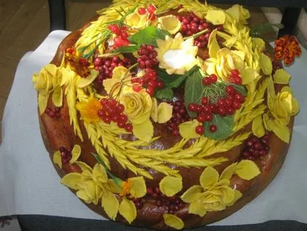 Loaf с ръцете си върху традициите на сватбени и съвети (хляб) Loaf с ръцете си върху традициите на сватбени и съвети