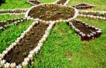 Flowerbeds на пластмасови бутилки примери декорация (бутилки) Легла на пластмасови бутилки примери декорации