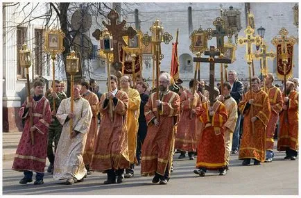 Когато шествието минава