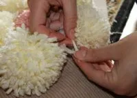 Помпони мат с ръцете си