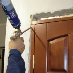 Инсталиране на вратата на банята с нюансите на прага