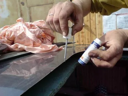 Инсталиране на люка на покрива на колата с ръце