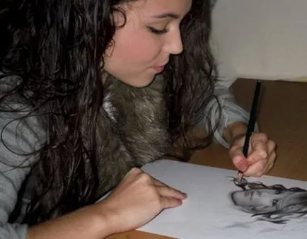 Creative жените очарование с живопис хоби за талантливи натури