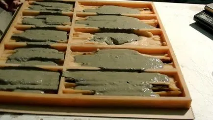 Изправени пред фасадата на изкуствен камък видео