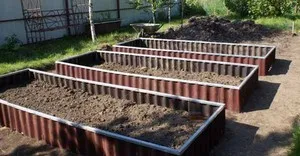 Ограда за цветни лехи с техните ръце шисти и метални огради