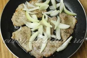 Пържоли с картофи в рецептата на фурна със снимка на свинско месо