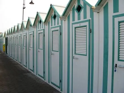 Обличане в къщата на плажа в Италия