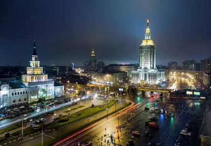 Площ на три станции в Москва