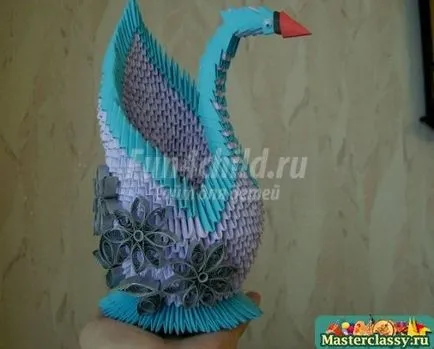 Bird с ръцете си от хартия