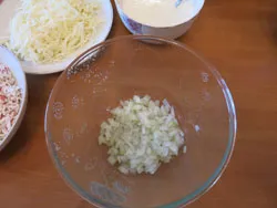 Салата с раци пръчки, яйца, сирене и краставици - свежест