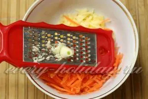 Пилешки салата с моркови и сирене
