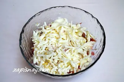 Салата с краставица колбаси и сирене