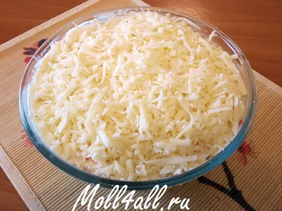 Салата с раци пръчки, яйца, сирене и краставици - свежест