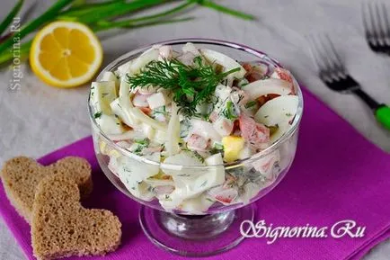 Салата с калмари, домати и яйца