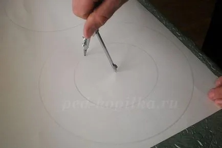 Шапка от картон с ръцете си