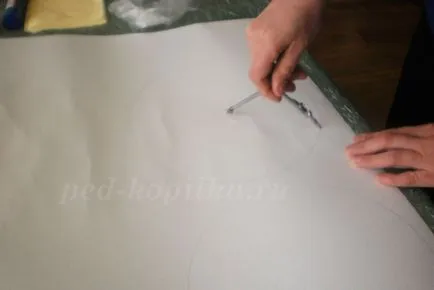 Шапка от картон с ръцете си