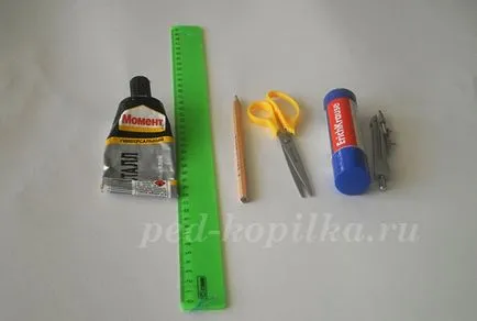 Шапка от картон с ръцете си
