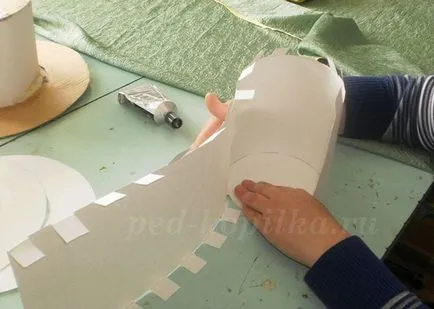 Шапка от картон с ръцете си