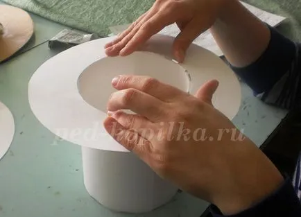 Шапка от картон с ръцете си