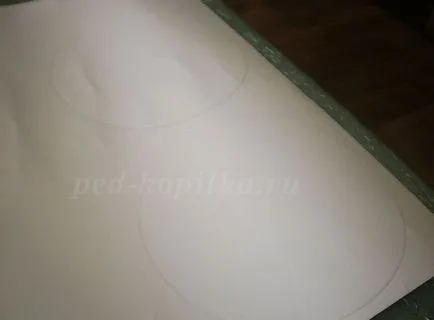 Шапка от картон с ръцете си
