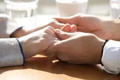 Тълкуване на сънища държейки се за ръце с мъж в съня си човек да се види какво