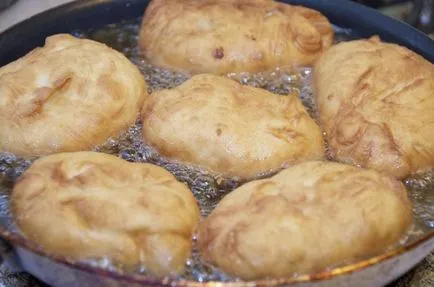 Пържени банички с картофи от тесто с мая