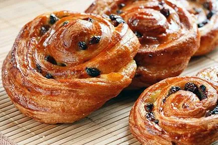 Вкусни кифлички от тесто с мая във фурната