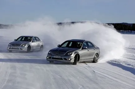 Drift автомобил дрейф действия, когато е на предно и задно предаване превозно средство (кола) кола дрейф действия при поднасянето на предните колела и задно предаване колата