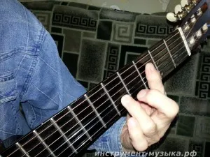 Как да прокара акорд на китара