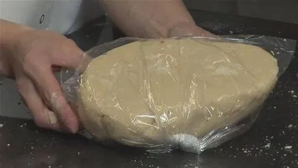 Марципан маса, която е