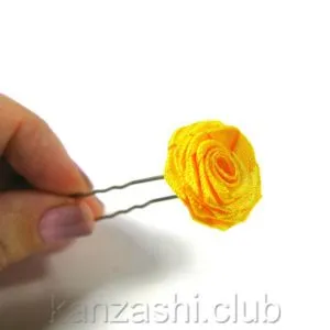 Розета от сатенени панделки с ръцете си