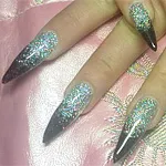 акрилни нокти