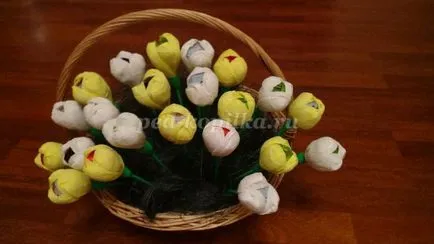 Лалета от бонбони с ръце